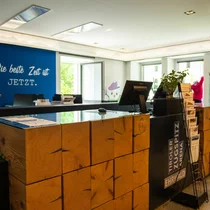 Ein Info-Schalter in einem Tourist-Office | © Tiroler Zugspitz Arena/Radovic Nikola