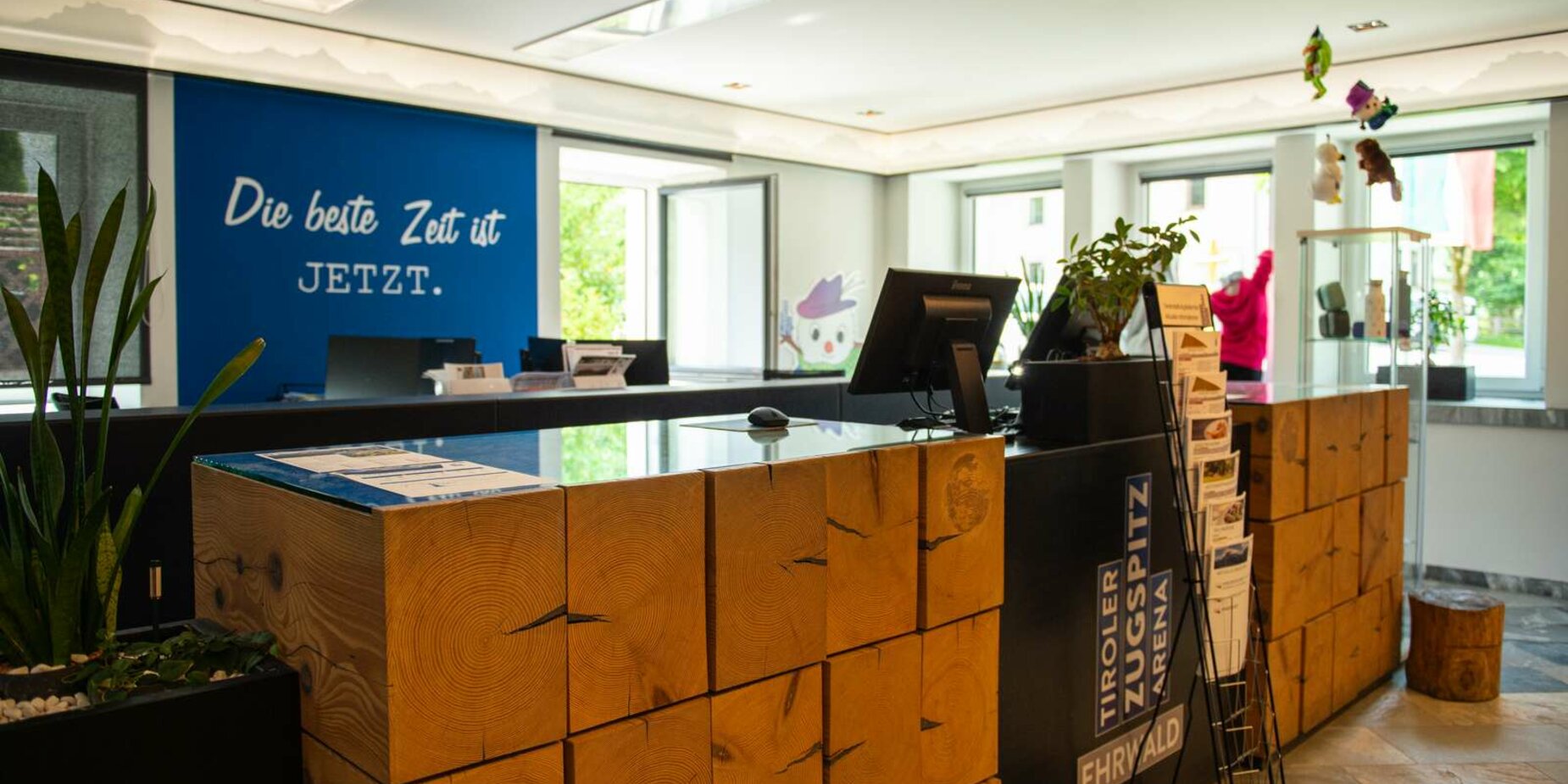 Ein Info-Schalter in einem Tourist-Office | © Tiroler Zugspitz Arena/Radovic Nikola