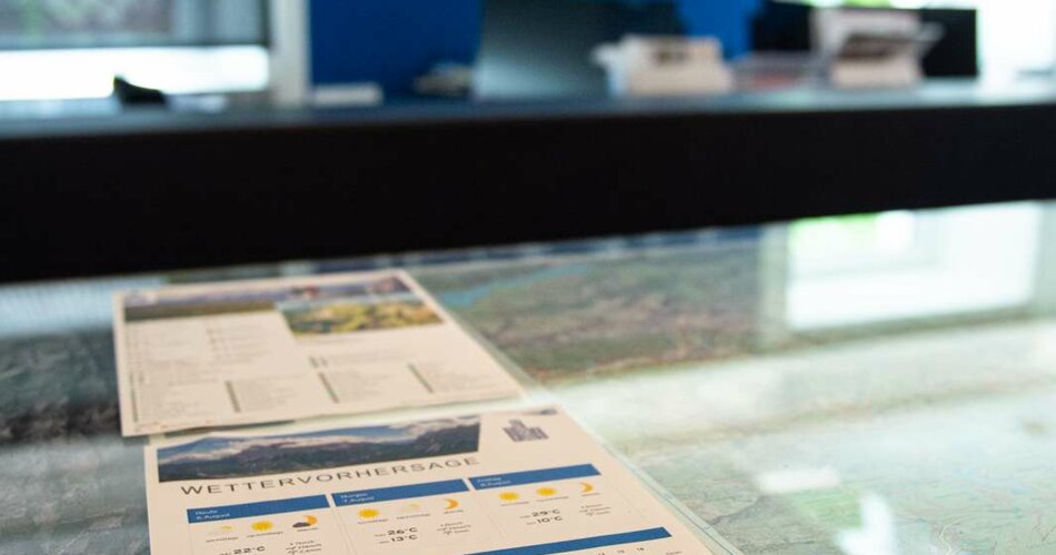 Information sheets on a counter | © Tiroler Zugspitz Arena/Radovic Nikola