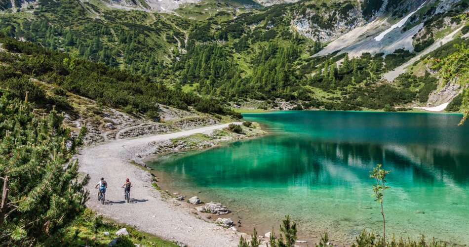 Zwei Mountainbiker auf einem Weg | © Tiroler Zugspitz Arena