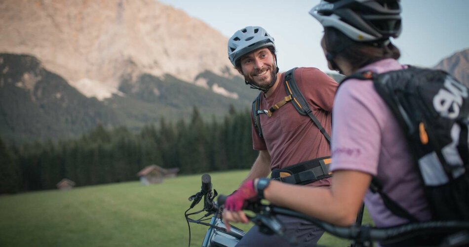 Two cyclists laughing at each other | © Tiroler Zugspitz Arena/C. Jorda