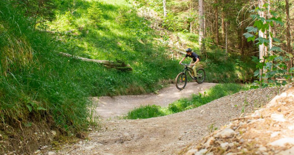 Ein Biker auf einem Bike-Trail | © Tiroler Zugspitz Arena/ Lea Zotz