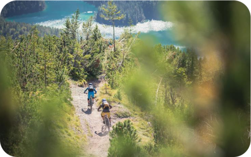 Zwei Biker auf dem Blindsee Trail, im Hintergrund der Blindsee