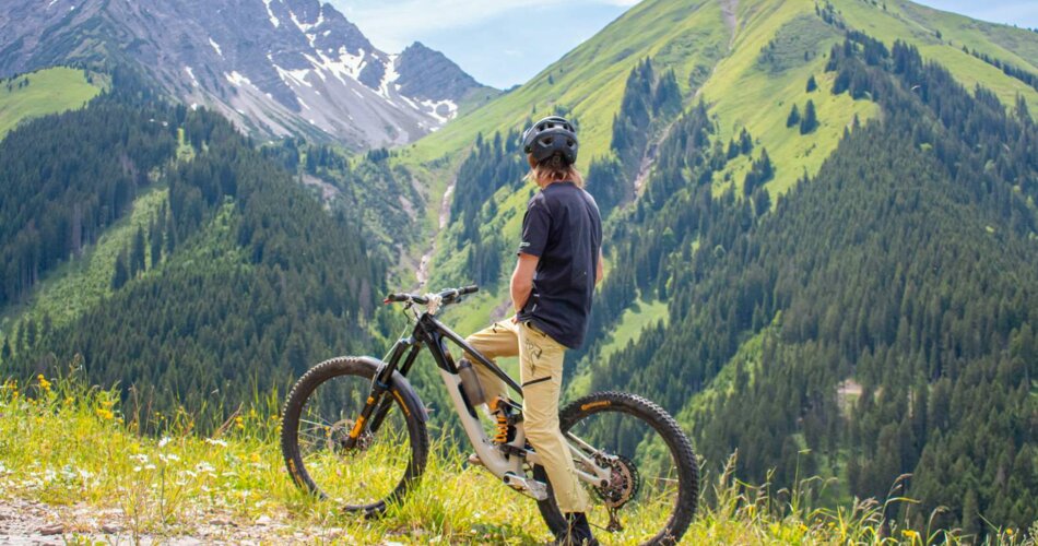 Biker genießt Aussicht | © Tiroler Zugspitz Arena/ Lea Zotz