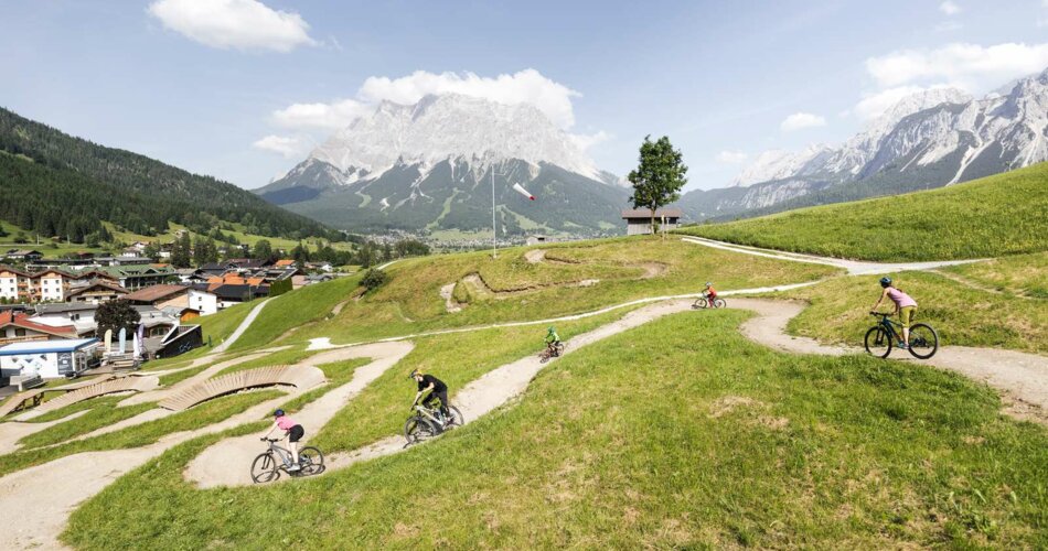 A family riding bikes in the skill area | © KLEMENS KOENIG