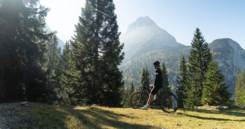 A mountain biker in front of a mountain panorama | © Tiroler Zugspitz Arena/Nikola Radovic