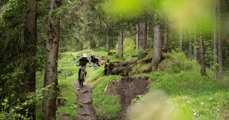 Two cyclists in the forest on a downhill trail | © Tiroler Zugspitz Arena/Nikola Radovic