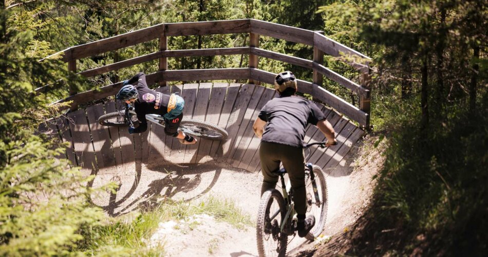 Zwei Biker in einer Steilkurve auf einem Downhill-Trail | © KLEMENS KOENIG