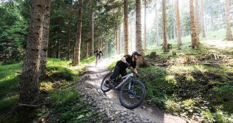 Zwei Biker auf einem Downhill-Trail im Wald | © KLEMENS KOENIG