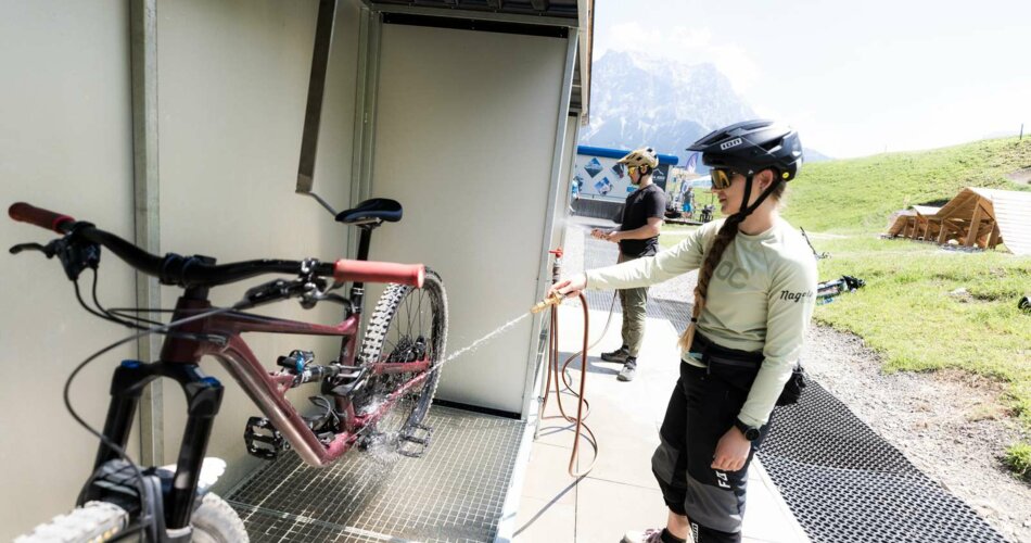 Eine Frau wäscht ihr Bike | © KLEMENS KOENIG