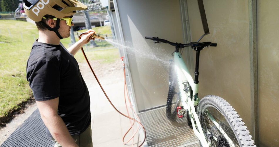Ein Mann wäscht sein Bike | © KLEMENS KOENIG