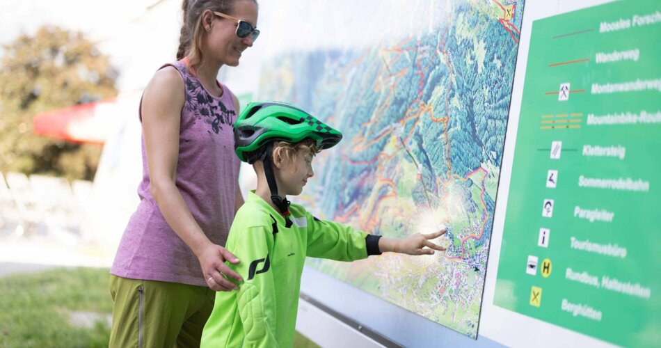 Mutter mit Kind bei Tafel | © KLEMENS KOENIG