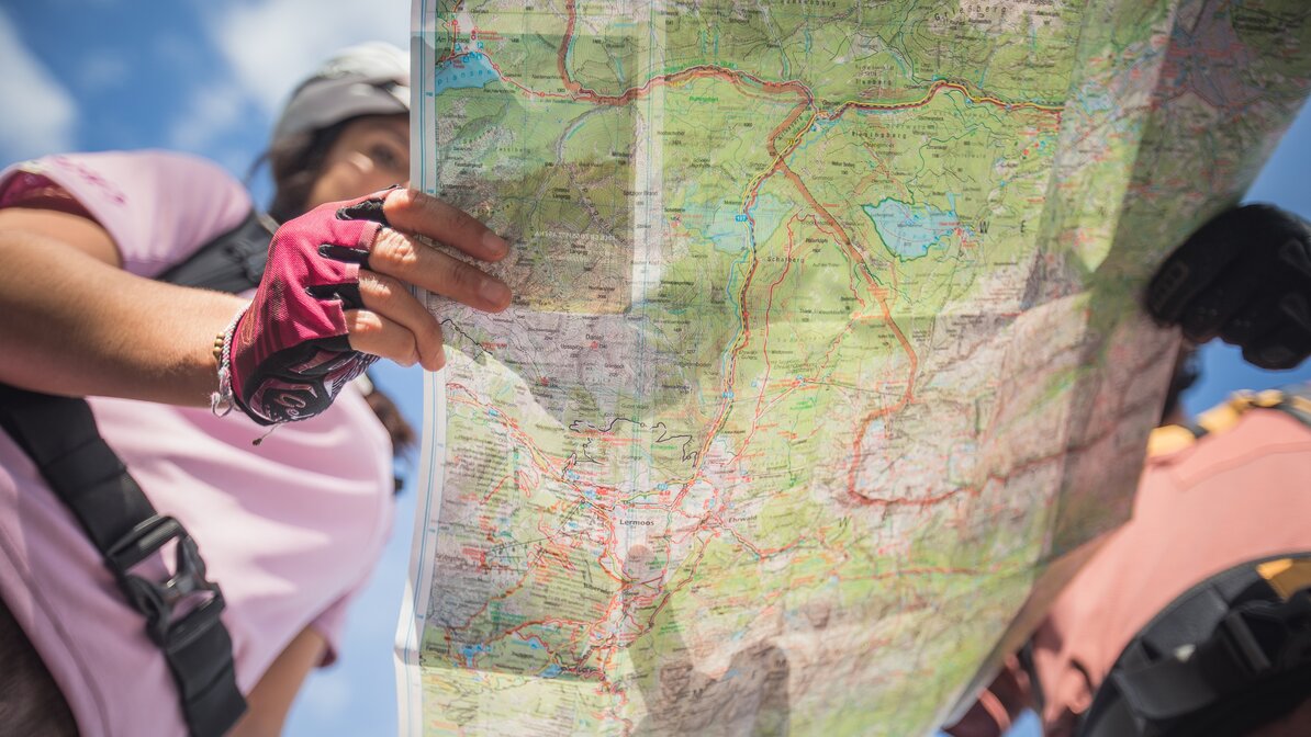 Two cyclists look at something on a map | © Tiroler Zugspitz Arena/C. Jorda