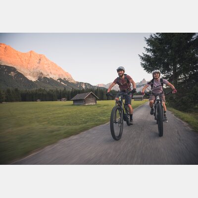 Zwei Radfahrer auf einem Weg | © Tiroler Zugspitz Arena/C. Jorda