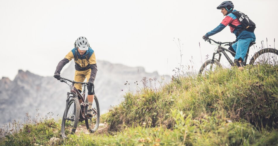 Two bikers take a bend on a trail | © Tiroler Zugspitz Arena/ C. Jorda