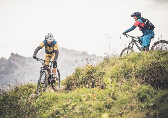 Two bikers take a bend on a trail | © Tiroler Zugspitz Arena/ C. Jorda