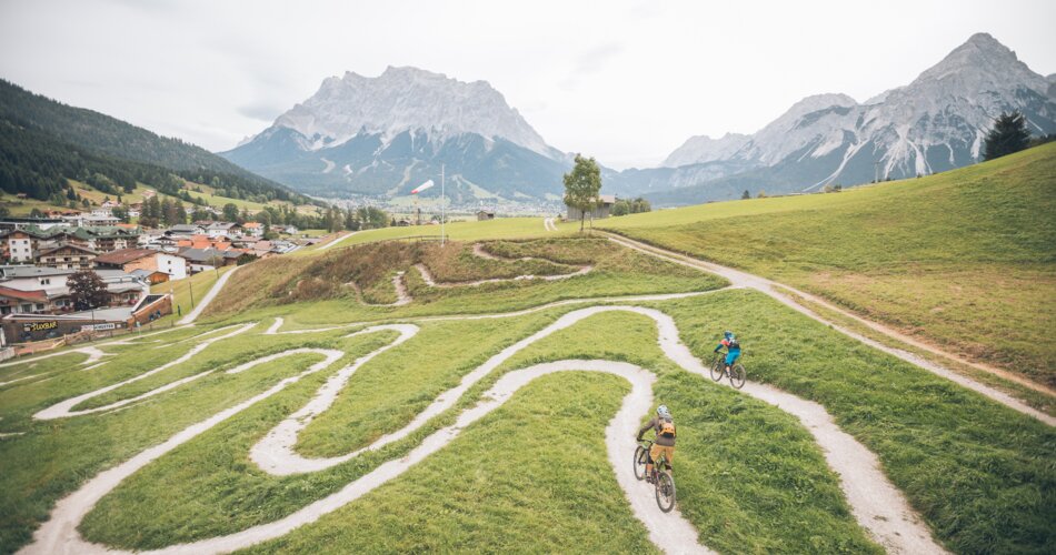 Bike trails in the Skill Area, with the Zugspitze mountain in the background | © Tiroler Zugspitz Arena/C. Jorda