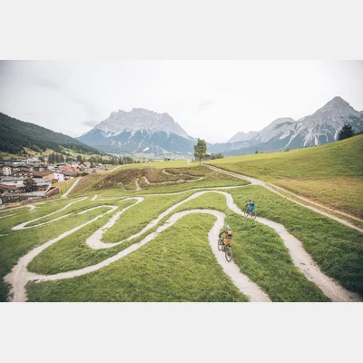Bike-Trails in der Skill Area, im Hintergrund die Zugspitze | © Tiroler Zugspitz Arena/C. Jorda