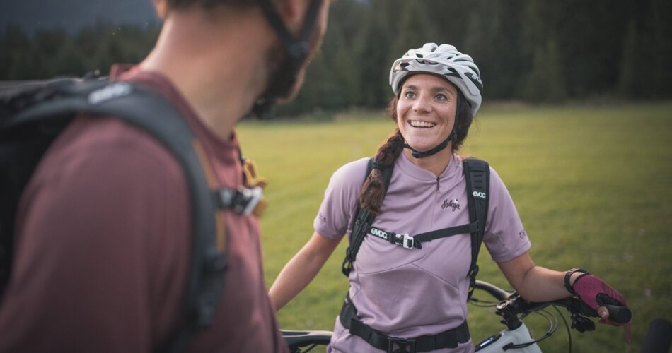 Two cyclists laughing at each other | © Tiroler Zugspitz Arena/C. Jorda