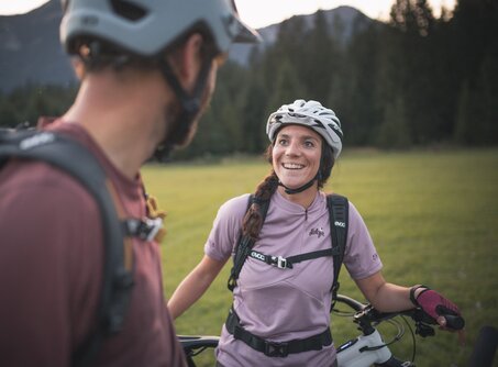 Zwei Radfahrer lachen sich an | © Tiroler Zugspitz Arena/C. Jorda