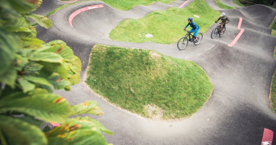 Zwei Biker fahren im Pumptrack | © Tiroler Zugspitz Arena/C. Jorda