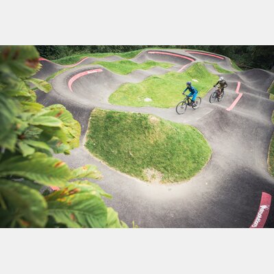 Zwei Biker fahren im Pumptrack | © Tiroler Zugspitz Arena/C. Jorda