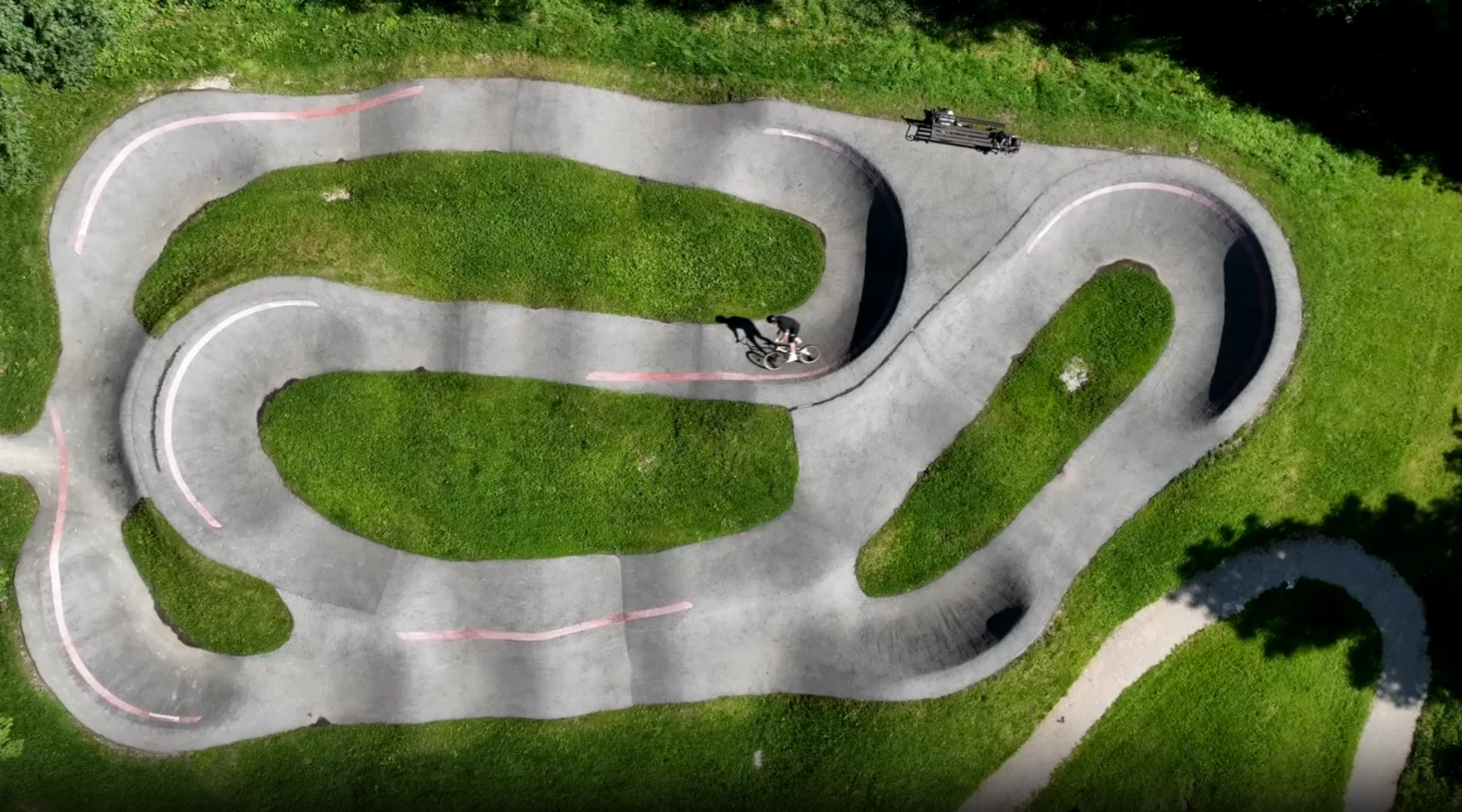 Pumptrack | © Tiroler Zugspitz Arena/ Valentin Schennach Eine geteerte Bahn mit Wellen uns Steilkurven | © Tiroler Zugspitz Arena/ Valentin Schennach