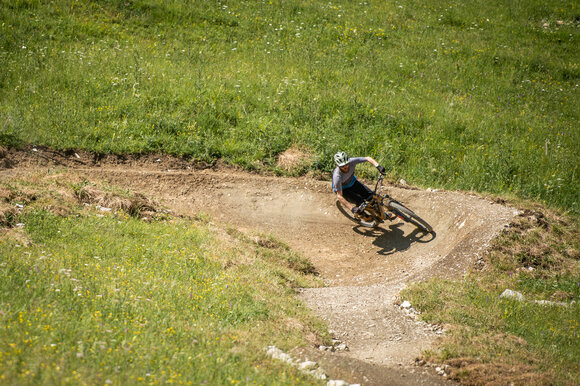 A mountain biker on a trail | © Tiroler Zugspitz Arena/ Bianca McCarty