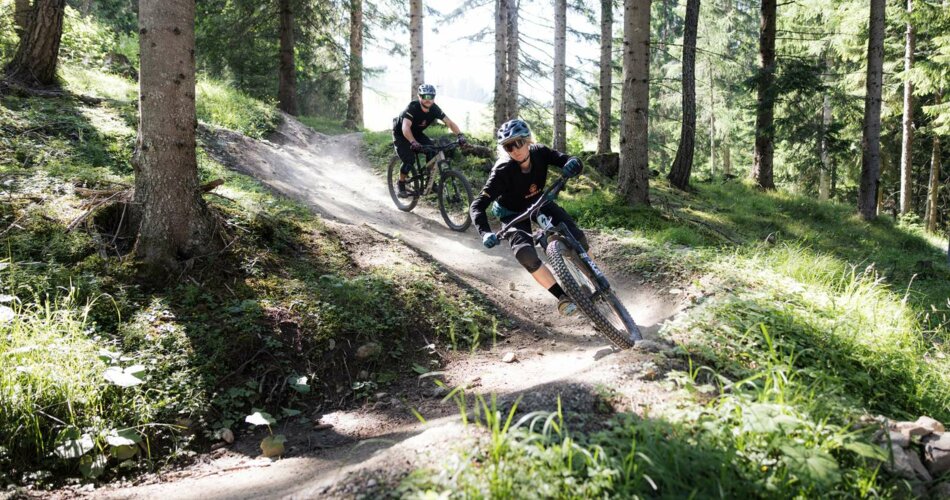 Zwei Biker auf einem Downhill-Trail | © KLEMENS KOENIG