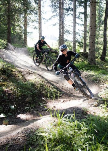 Zwei Biker auf einem Downhill-Trail | © KLEMENS KOENIG
