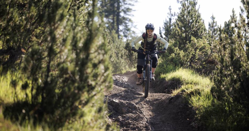 A female cyclist on a downhill trail | © KLEMENS KOENIG