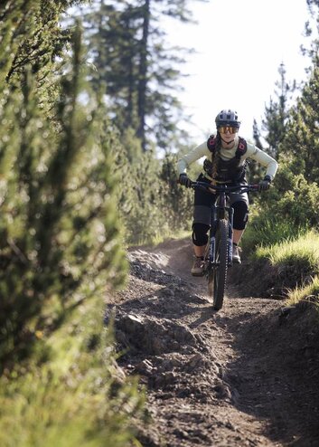 A female cyclist on a downhill trail | © KLEMENS KOENIG