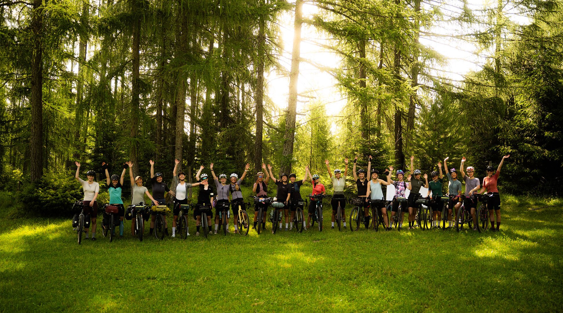 Eine Gruppe von Gravelbikerinnen heben die Hände und lachen | © Tiroler Zugspitz Arena\Dauter Victoria