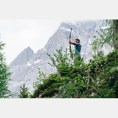 Mann steht auf einem Hügel  | © Tiroler Zugspitz Arena/Oostenrijk TV