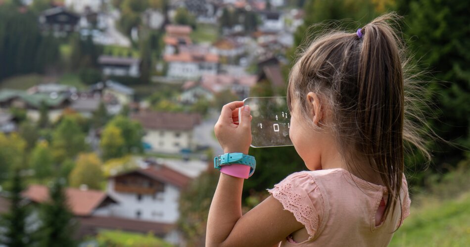 Ein Mädchen betrachtet einen durchsichtigen Rätsel-Gegenstand