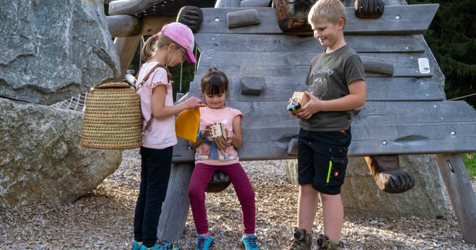 Mehrere Kinder lösen Rätsel mit verschiedenen Gegenständen und haben Spaß dabei