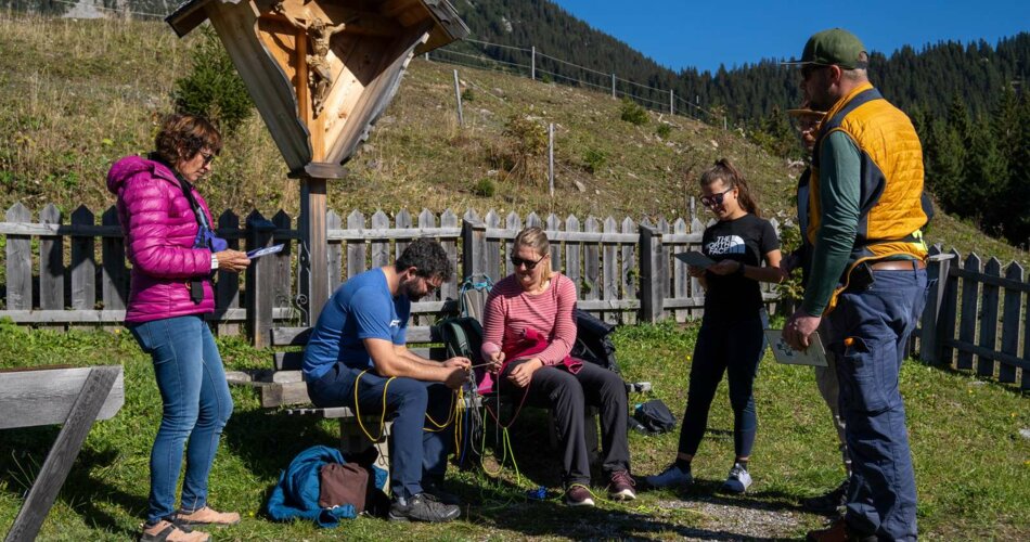 Eine Gruppe löst ein Rätsel des Escape Trails