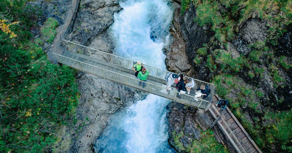 Several people on a bridge leading over the spectacular Rotlech gorge | © Tiroler Zugspitz Arena/Schennach Valentin