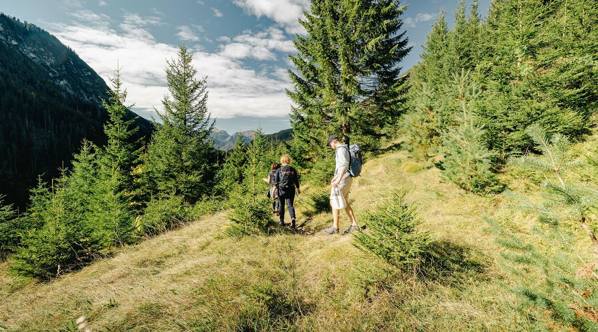 People on a hiking trail | © Tiroler Zugspitz Arena/ Valentin Schennach