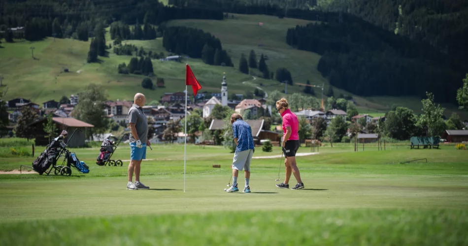 Familie beim Golfen | © Tiroler Zugspitz Arena/Matej Kurzweil