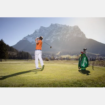 Ein Golfer, im Hintergrund die Zugspitze | © Jörg Mette