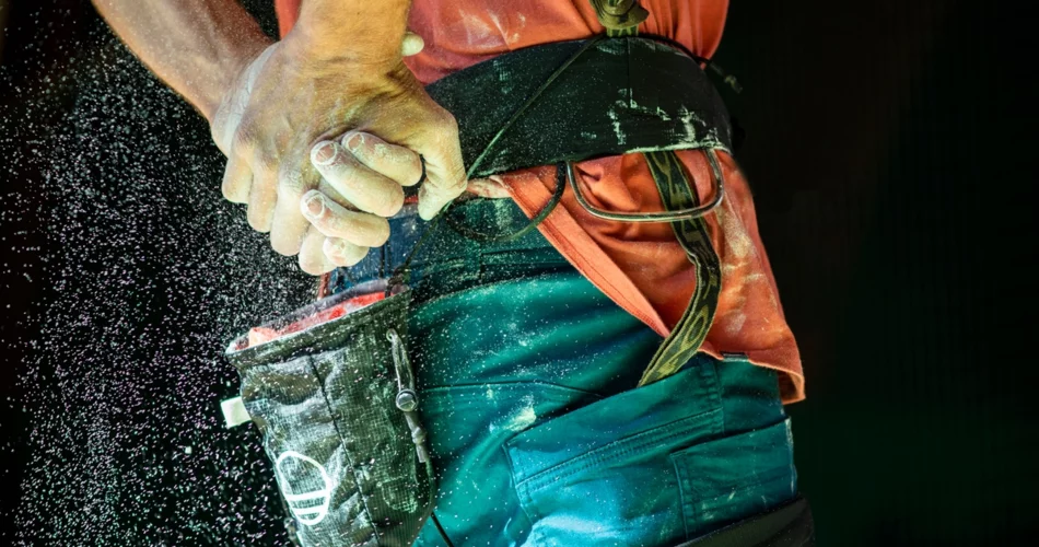 Mann der hinter seinem Rücken sein Chalk bag nutzt.  | © KH Ehrwald