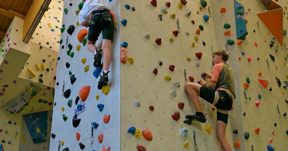 Zwei Jungs beim Klettern | © Tiroler Zugspitz Arena/Thomas Ludwig