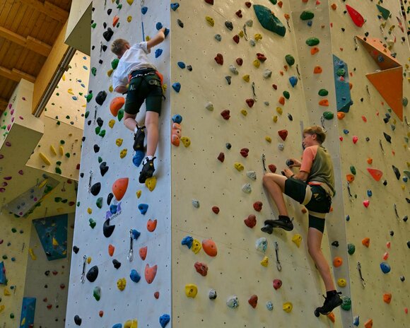 Zwei Jungs beim Klettern | © Tiroler Zugspitz Arena/Thomas Ludwig