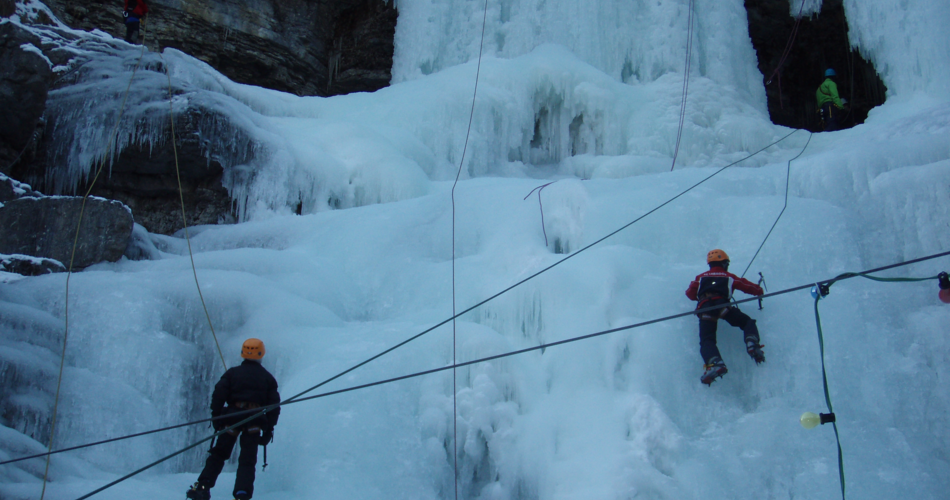 people climbing ih the ice | © TZA