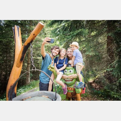 A family takes a photo  | © Tiroler Zugspitz Arena/C. Jorda