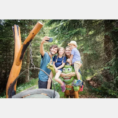 Eine Familie macht ein Foto | © Tiroler Zugspitz Arena/C. Jorda