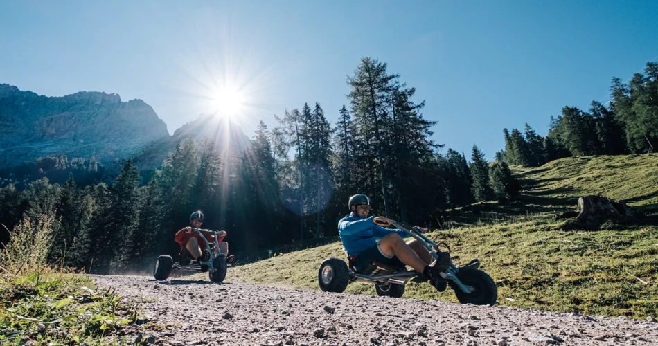 Zwei Männer fahren mit den Mountain Carts  | © Tiroler Zugspitz Arena/Oostenrijk TV
