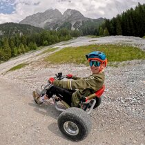 A boy rides a mountaincart | © Tiroler Zugspitz Arena/Thomas Ludwig