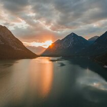 Sonnenaufgang am See und mit Bergen | © Tiroler Zugspitz Arena/ Sam Oetiker
